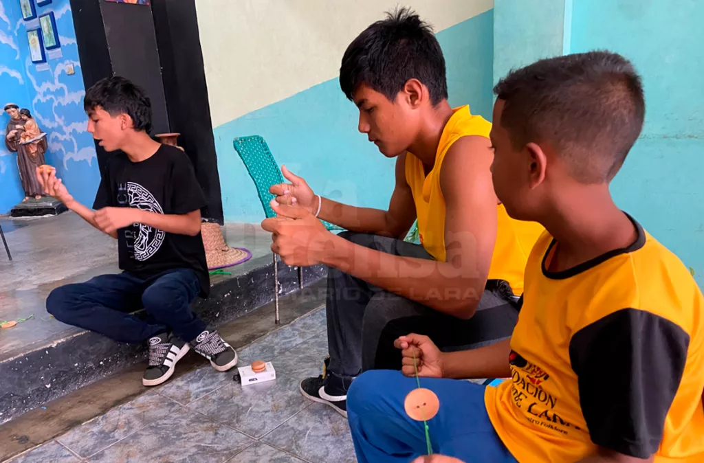 Juegos tradicionales ayudan a los niños a socializar y adquirir habilidades motoras