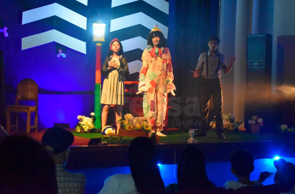 Estudiantes se gradúan con una obra de teatro como proyecto final