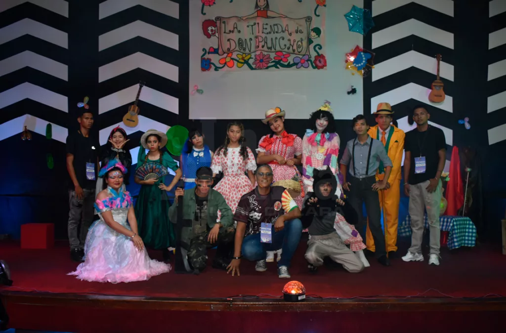 Estudiantes se gradúan con una obra de teatro como proyecto final