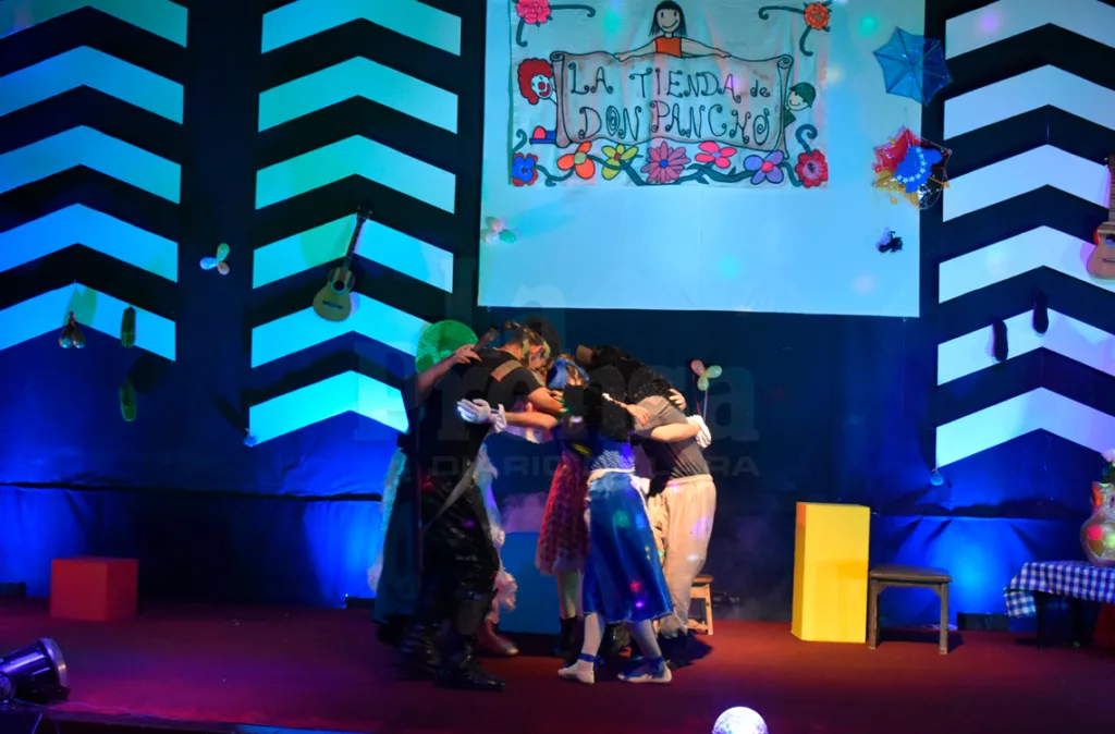 Estudiantes se gradúan con una obra de teatro como proyecto final