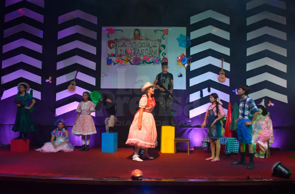 Estudiantes se gradúan con una obra de teatro como proyecto final