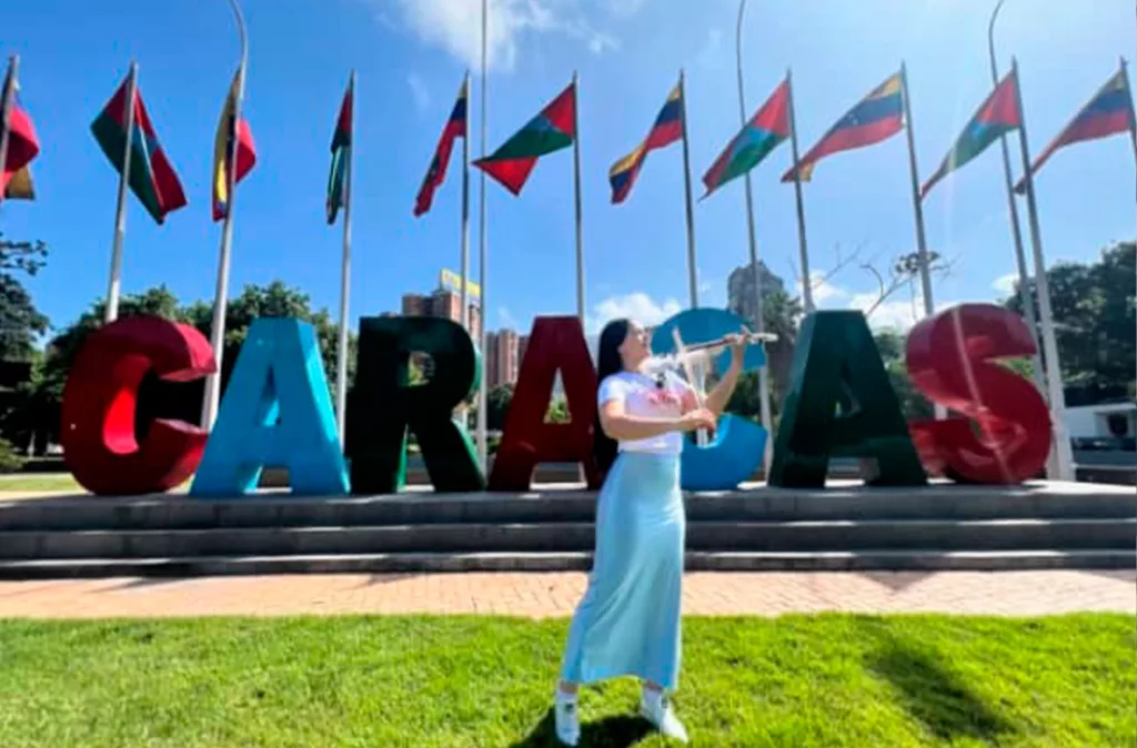 Violinista venezolana María Virginia García rinde homenaje a Caracas en su aniversario