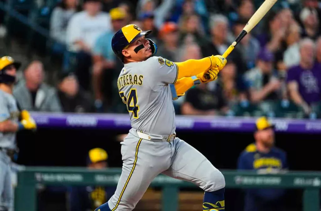 Receptor venezolano William Contreras impulsa a Cerveceros a la cima de su división