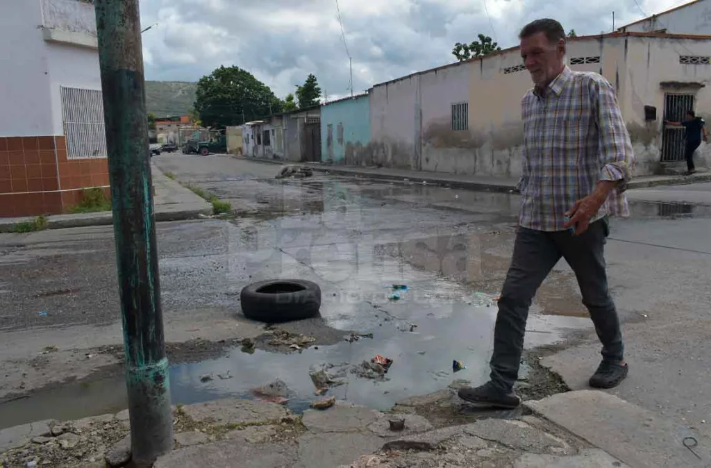 Barrio Unión sufre por constantes botes de aguas negras