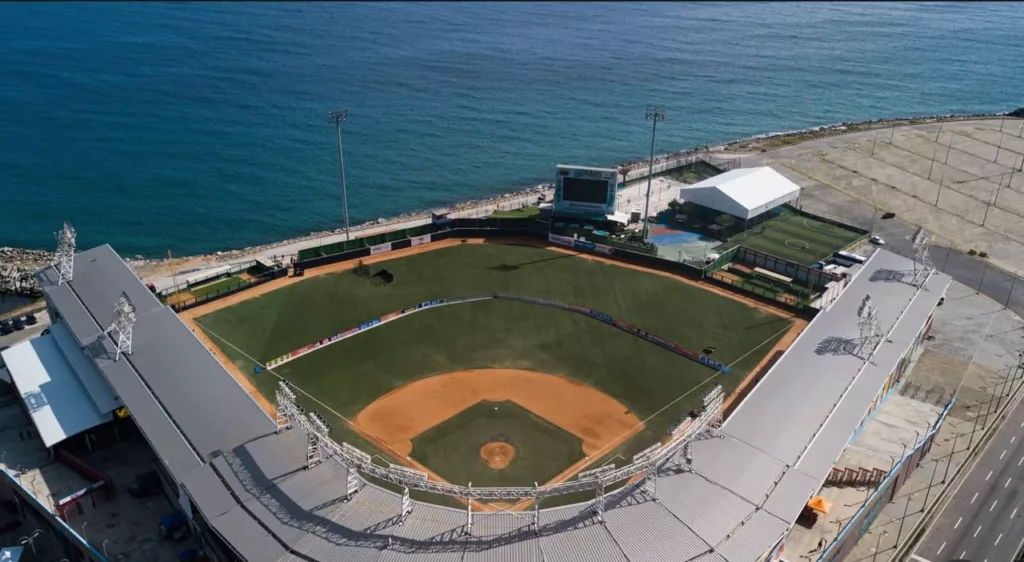 La II Serie del Caribe Kids dio inicio este domingo 6 de julio en el estadio “Jorge Luis García Carneiro” de La Guaira con una ceremonia inaugural a las 6:00 de la tarde, tal como anunció la Confederación de Béisbol Profesional del. El ambiente marcó el comienzo de este prestigioso torneo regional que reúne a las futuras estrellas del béisbol de 12 y 13 años.