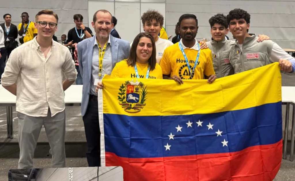 Equipo Los Spartans en concurso de robótica