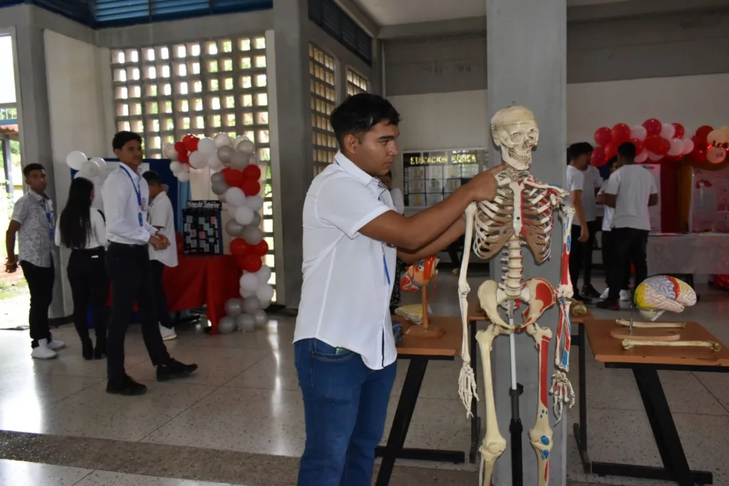 estudiantes aprenden técnica RICE
