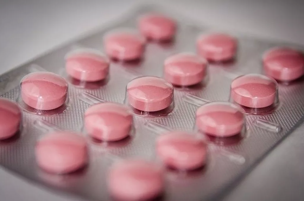 El término crónico de la enfermedad se acentúa, con la misma intensidad de las limitaciones de pacientes con cáncer, que no cuentan con apoyo de familiares o amigos en el exterior, ni suficientes donaciones para poder cubrir el tratamiento de alto costo que oscila entre $280 y hasta $3.000 mensuales. Varios testimonios dicen que se sostienen desde la fe y por necesidad han consumido algún fármaco vencido a riesgo de que no haga efecto o recurren a medicinas alternativas para calmar la molestia