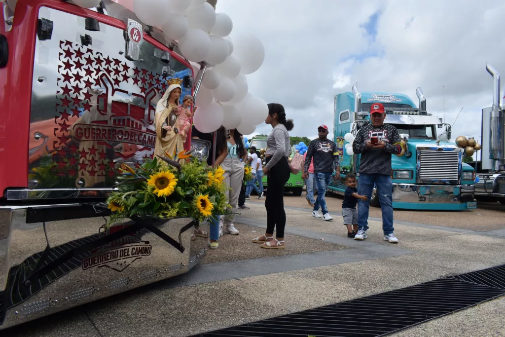 Transportistas honran a la virgen del carmen