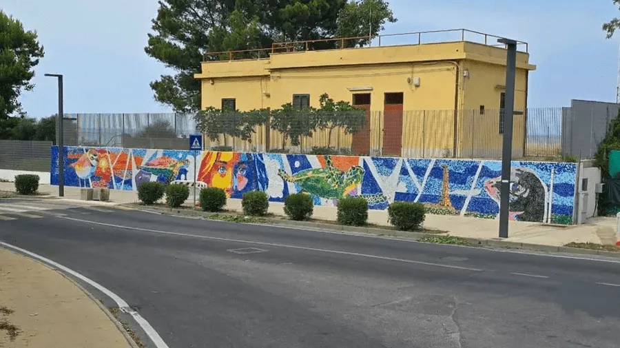 El mural se encuentra en La ciudad de Crotone, al sur de Italia
