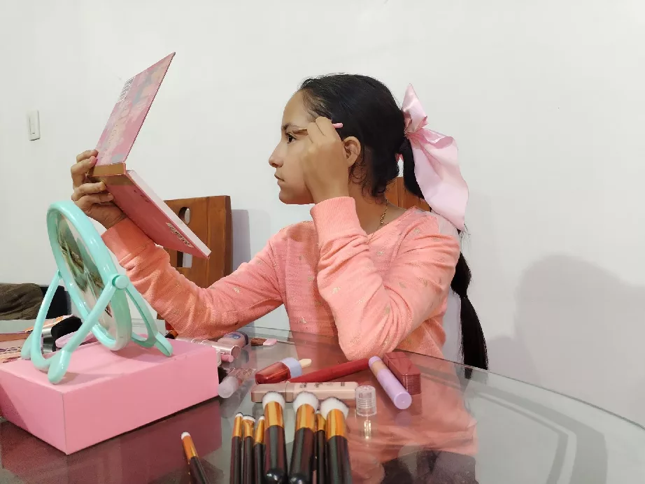 Pubertad acelerada: los peligros de exponer a niños a químicos y estándares de belleza adultos
