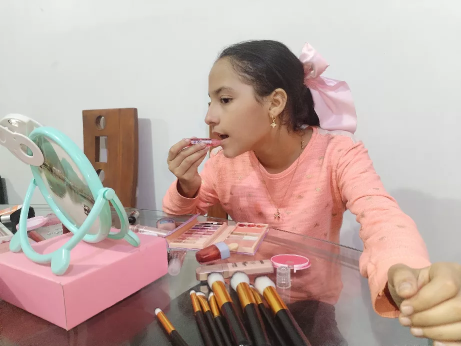 Pubertad acelerada: los peligros de exponer a niños a químicos y estándares de belleza adultos