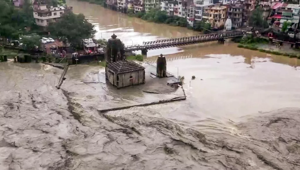 En India: Himachal Pradesh declara desastre nacional tras pérdida de 310 vidas por lluvias monzónicas