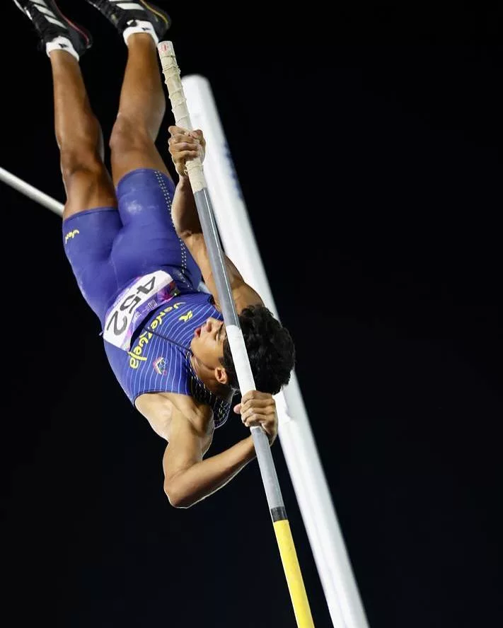 22Ago 🇻🇪🥇 El venezolano Ricardo Montes rompio el record de salto con pertiga en los Juegos 2