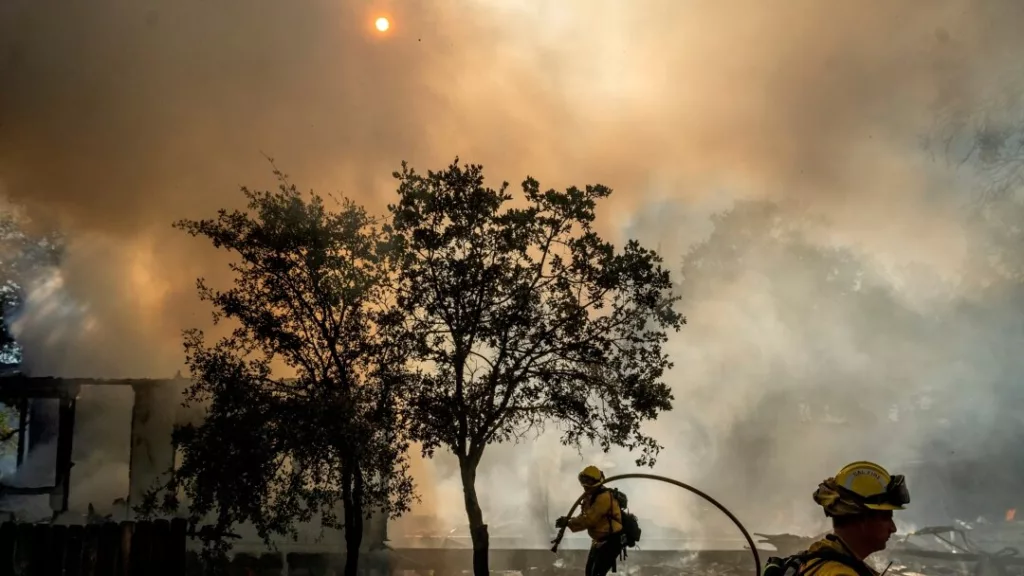 Incendios forestales en California obligan a evacuar a miles de residentes y dejan cuatro heridos