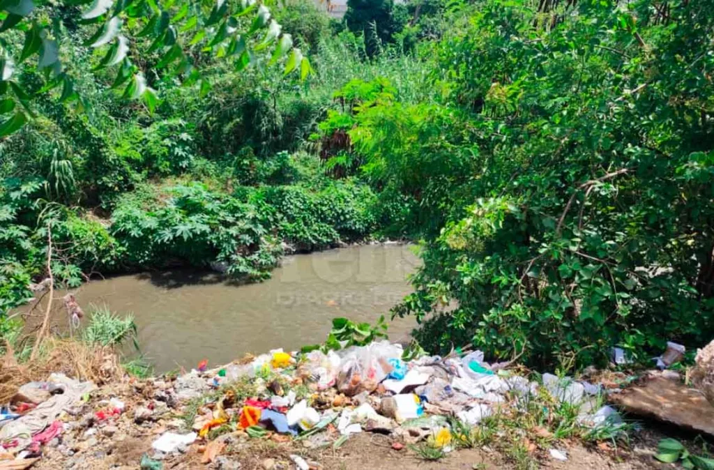 Socavamiento y basura amenazan a vecinos de la urbanización Los Crepúsculos