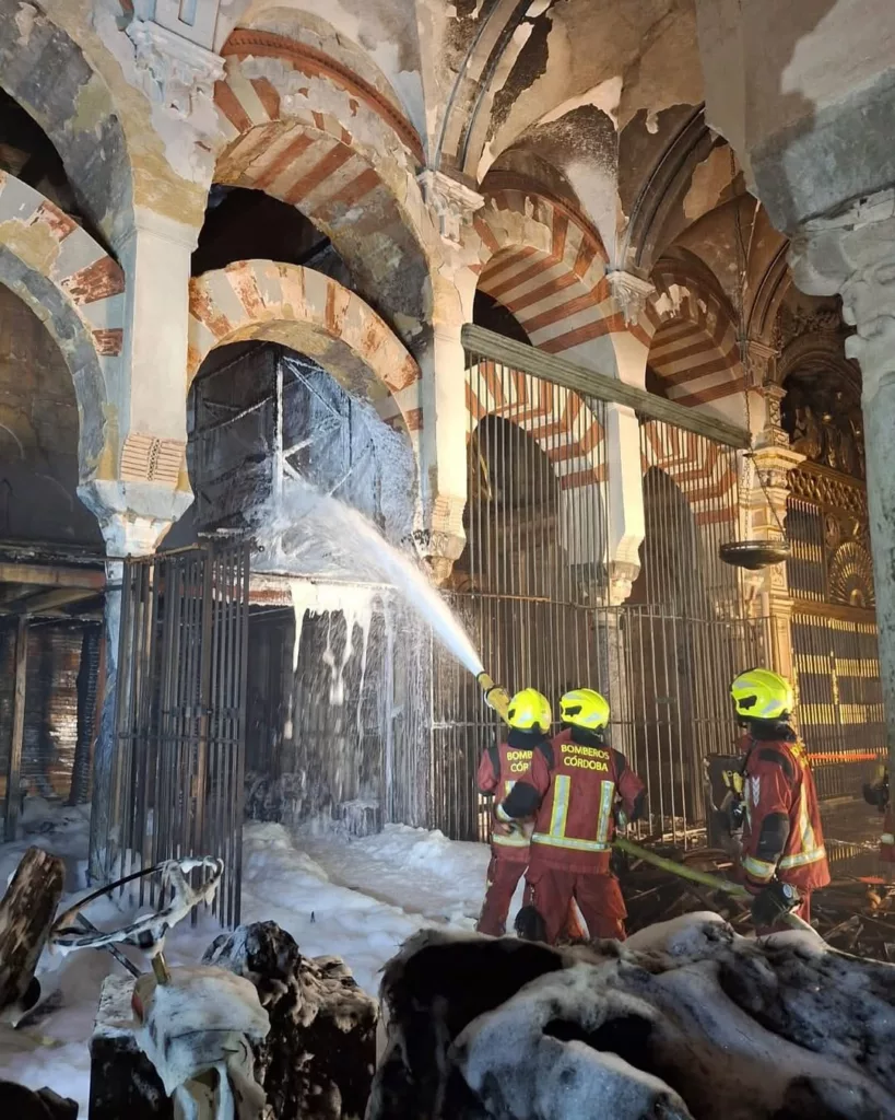 9Ago Una barredora mecanica en la capilla de Almanzor de la Mezquita Catedral de Cordoba se 2