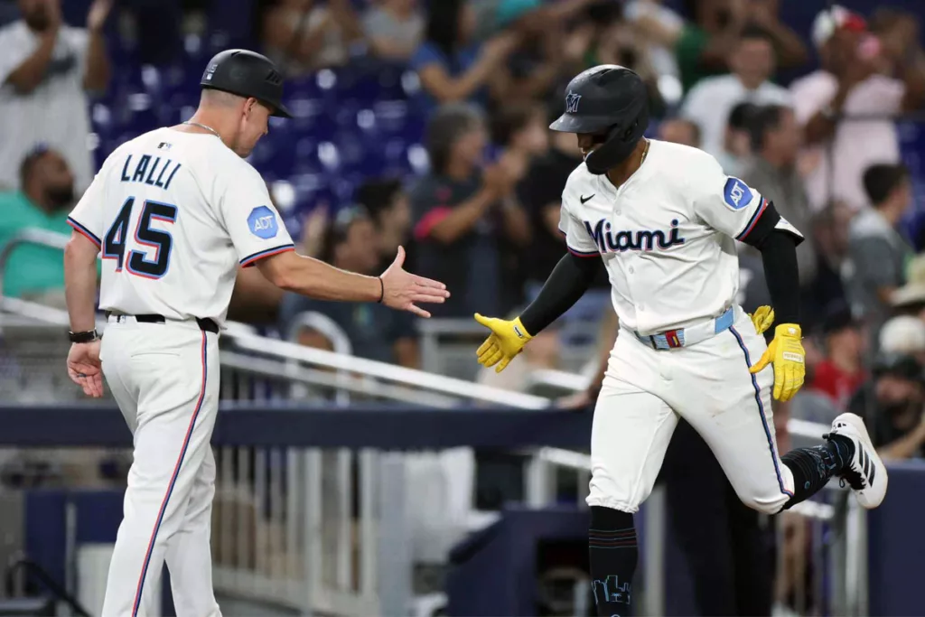 Debut histórico: Máximo Acosta conecta tres jonrones en sus primeros tres hits en la MLB