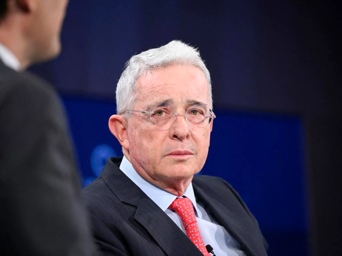 Álvaro Uribe, expresidente de Colombia, es condenado a 12 años de prisión domiciliaria
