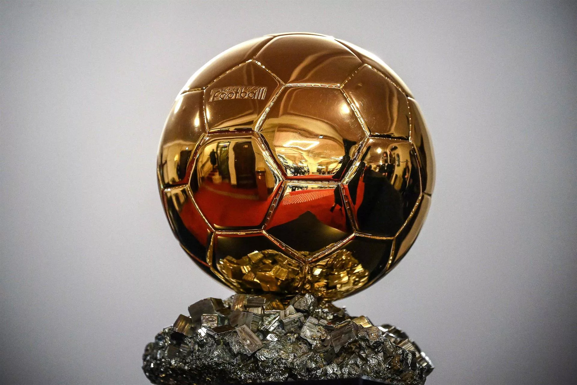 Anuncian la lista completa de futbolistas que aspiran ganar el Balón de Oro 2025