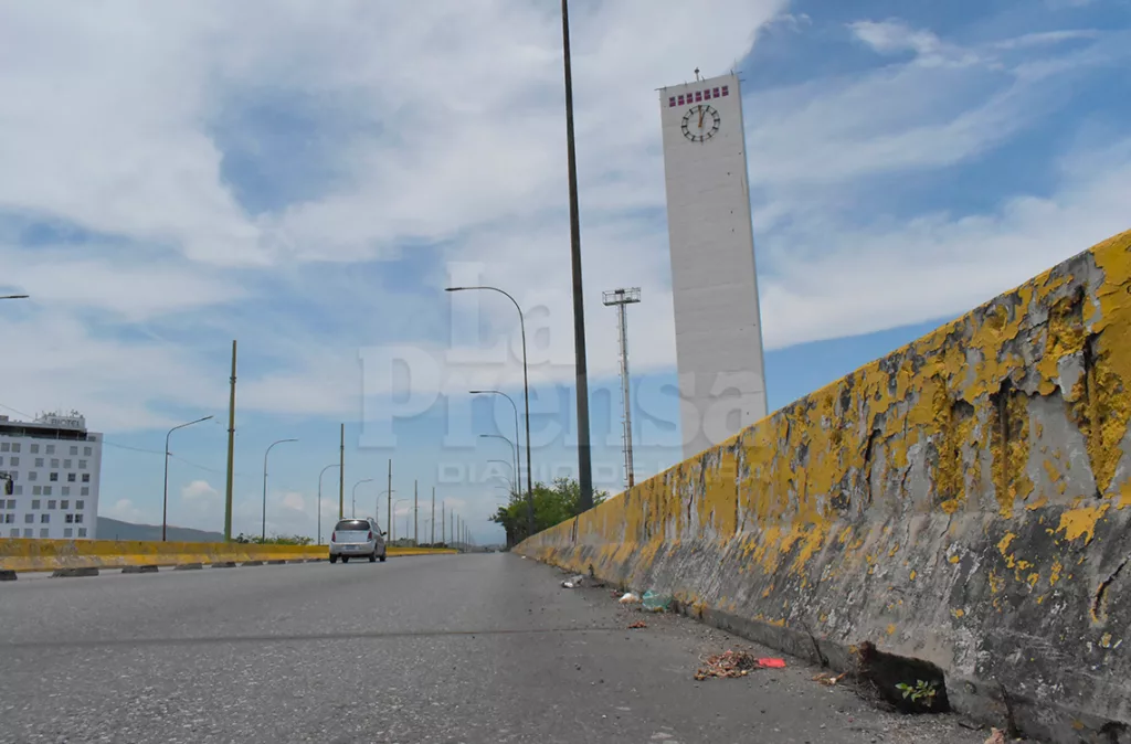 Ingenieros advierte sobre el deterioro de distribuidores viales como el del Obelisco y Bellas Artes. Destacando la urgencia de realizar mantenimiento preventivo y correctivo, ya que el desgaste podría comprometer la seguridad de dichas estructuras.