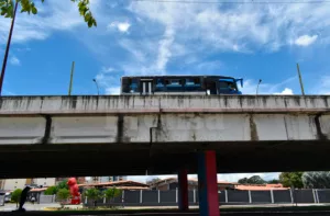 Ingenieros advierte sobre el deterioro de distribuidores viales como el del Obelisco y Bellas Artes. Destacando la urgencia de realizar mantenimiento preventivo y correctivo, ya que el desgaste podría comprometer la seguridad de dichas estructuras.