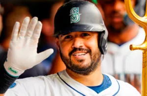 El venezolano Eugenio Suárez alcanzó los 42 jonrones y 100 remolcadas en la zafra, una cifra que lo ha metido en un exclusivo club de peloteros criollos y lo acerca a la inédita marca de 50 cuadrangulares.