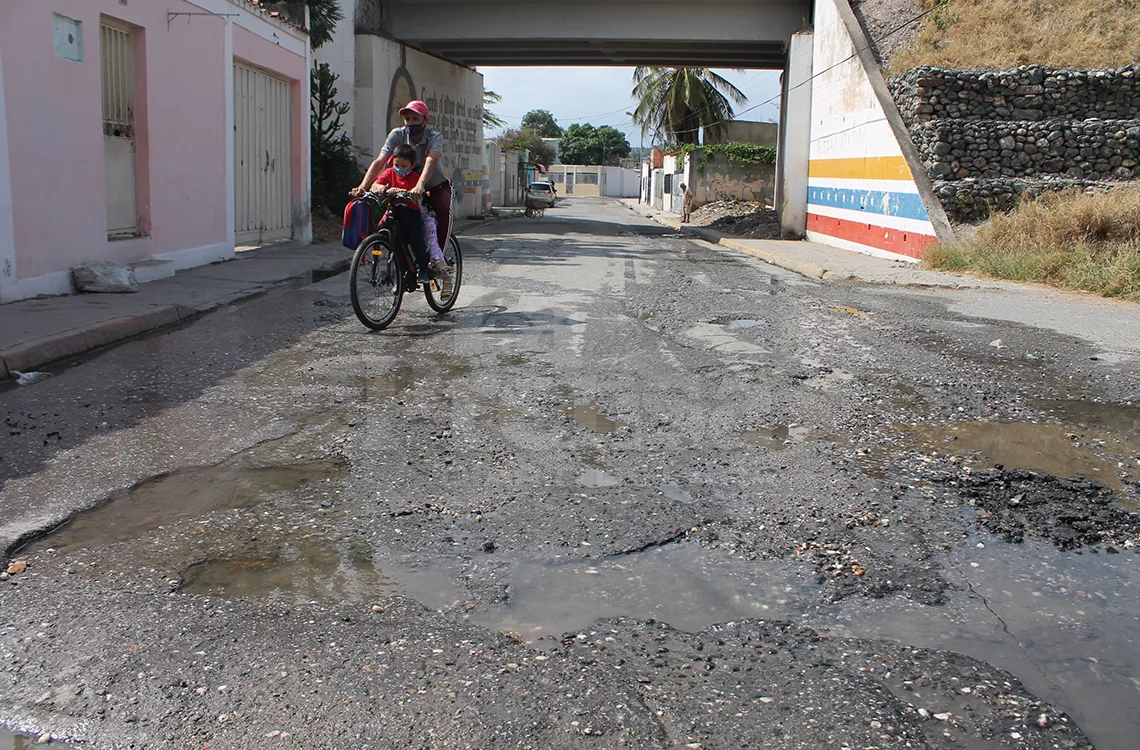 Botes continuos de aguas blancas en las calles son un dolor de cabeza para 7 comunidades en Barquisimeto.