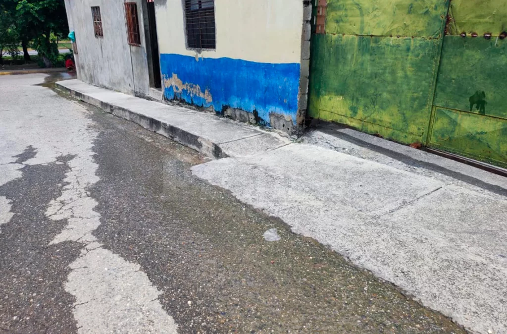 Botes continuos de aguas blancas en las calles son un dolor de cabeza para 7 comunidades en Barquisimeto.