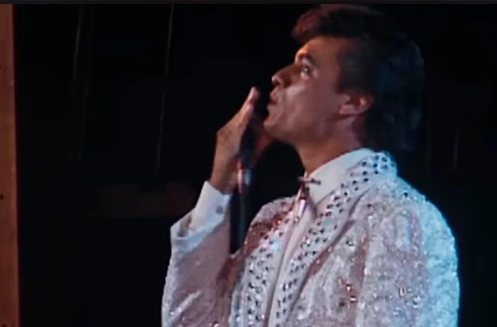 Juan Gabriel: Debo, Puedo y Quiero, documental de cuatro episodios que explora la vida de Alberto Aguilera Valadez.