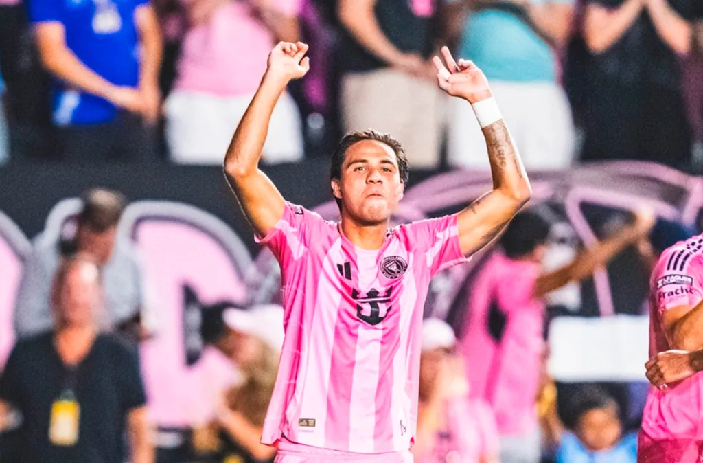 Telasco Segovia después de marcar un gol