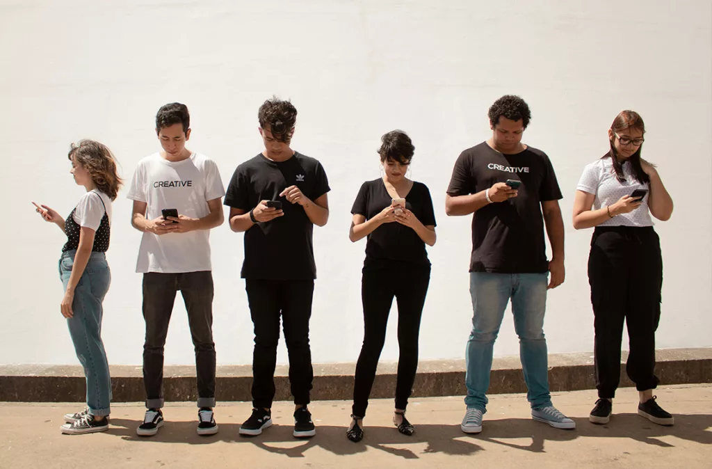 ¿Apego a la Inteligencia Artificial? Expertos analizan la nueva relación entre jóvenes y chatbots