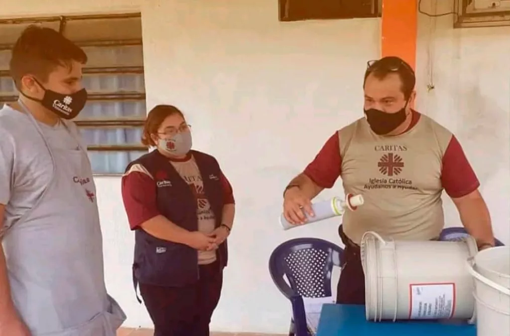 Cáritas enseña en comunidades método de purificación de agua