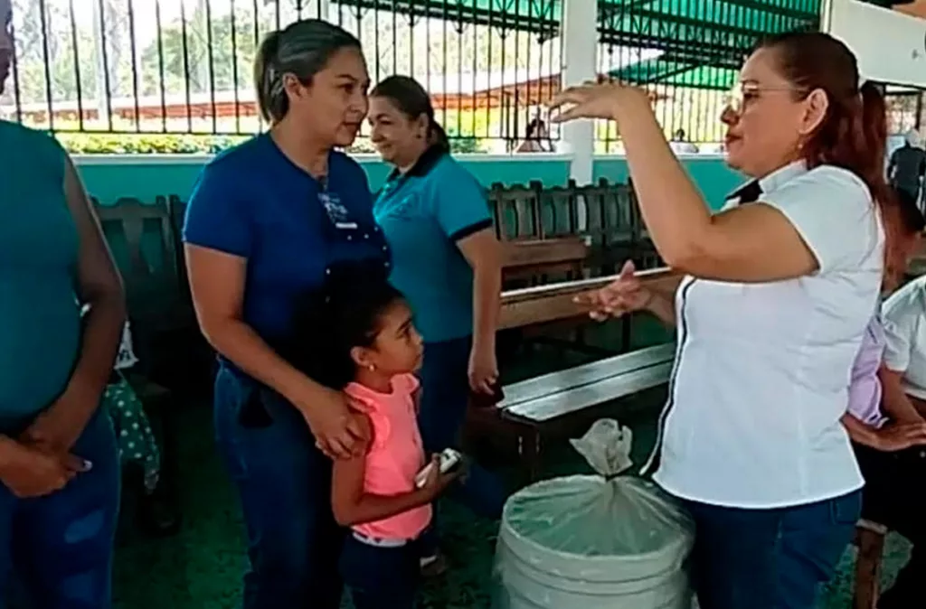 Cáritas enseña en comunidades método de purificación de agua