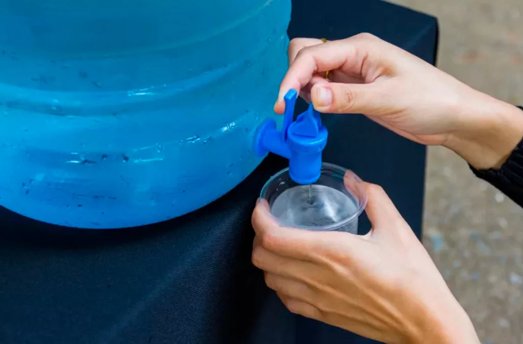 Cáritas enseña en comunidades método de purificación de agua