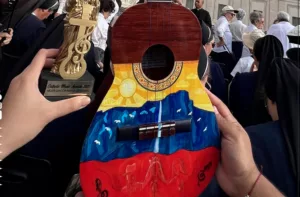 Banda zuliana Adveniat le regala un cuatro al Papa León XIV