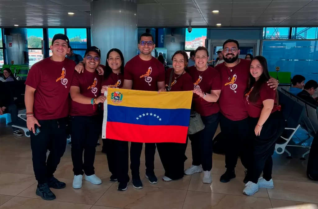 Banda zuliana Adveniat le regala un cuatro al Papa León XIV