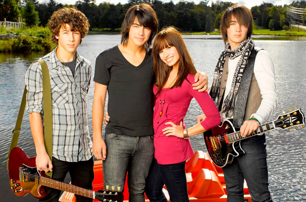 Demi Lovato se une a los Jonas Brothers para cantar éxitos de "Camp Rock"