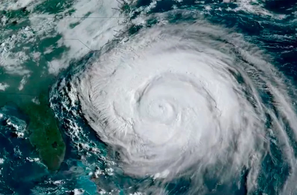 El Huracán Erin Afecta a Varios Estados de la Costa Atlántica de Estados Unidos