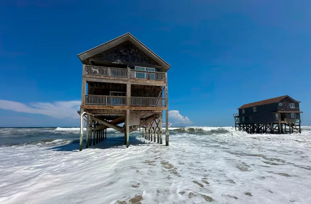 El Huracán Erin Afecta a Varios Estados de la Costa Atlántica de Estados Unidos