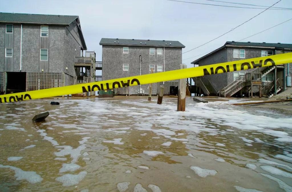 El Huracán Erin Afecta a Varios Estados de la Costa Atlántica de Estados Unidos