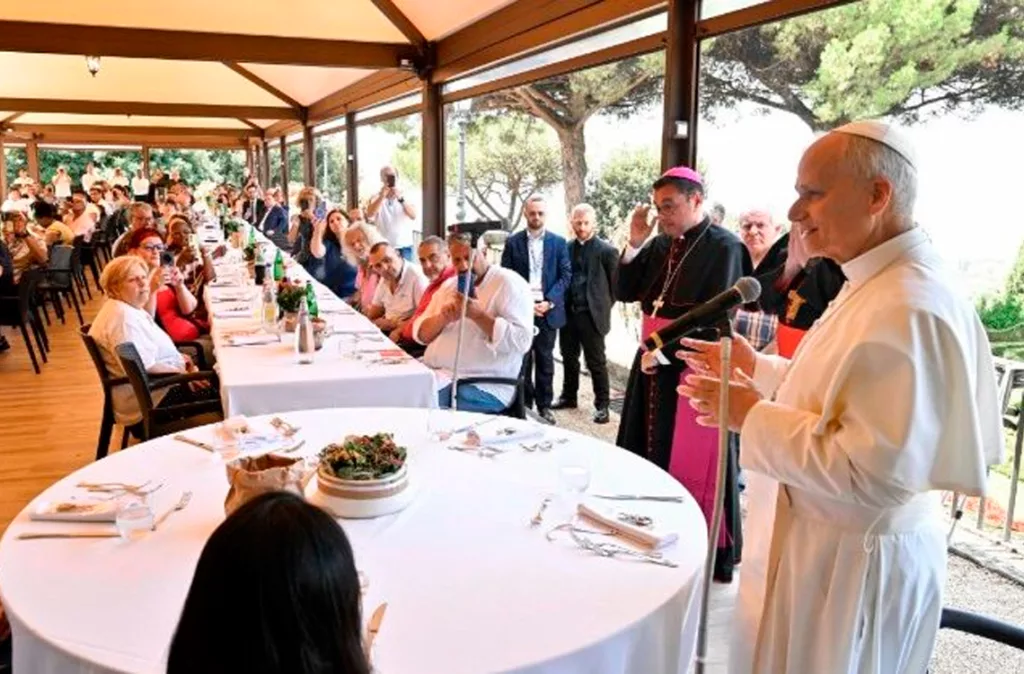 Papa León XIV celebra misa y comparte almuerzo con personas sin hogar en Castel Gandolfo