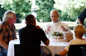 Papa León XIV celebra misa y comparte almuerzo con personas sin hogar en Castel Gandolfo