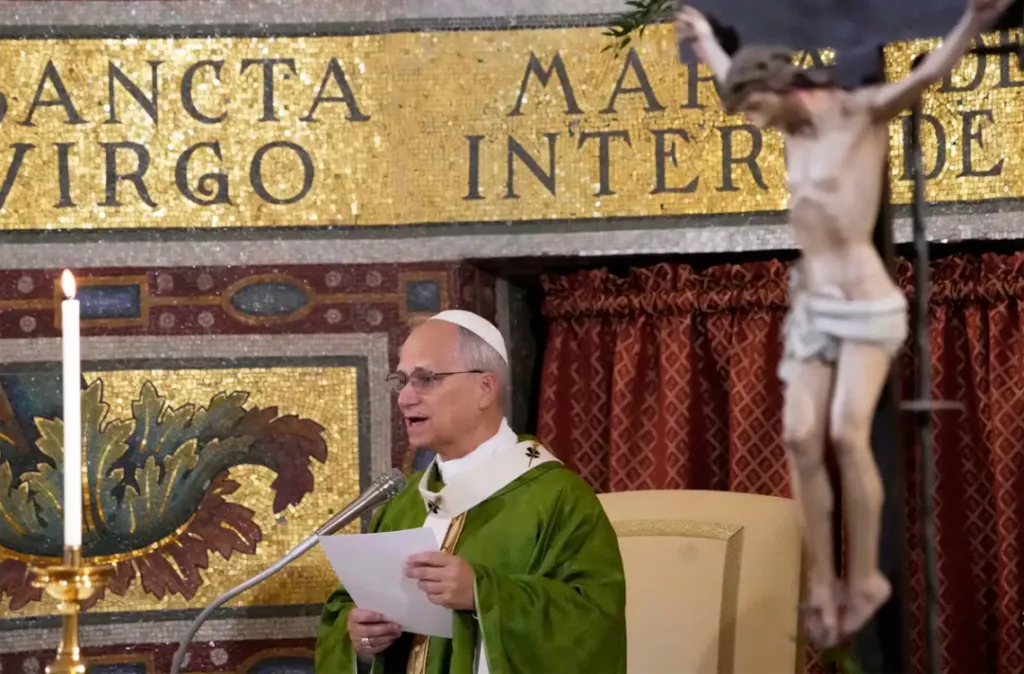 Papa León XIV celebra misa y comparte almuerzo con personas sin hogar en Castel Gandolfo
