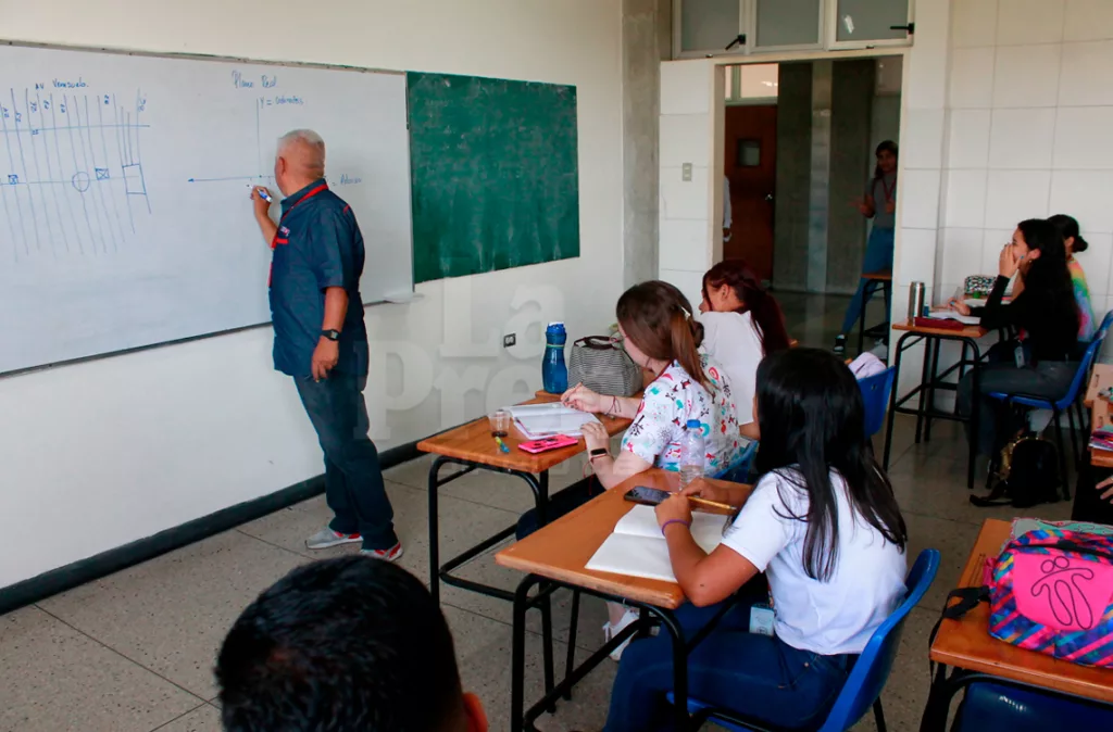 Ministerio de Educación anuncia plan para reinsertar jóvenes que estén fuera del sistema escolar