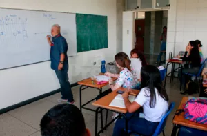 Ministerio de Educación anuncia plan para reinsertar jóvenes que estén fuera del sistema escolar