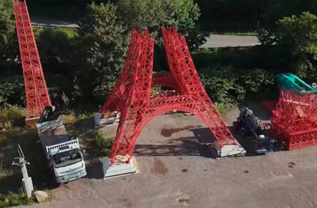 Hombre jubilado en Francia construyó una réplica de la Torre Eiffel en su casa