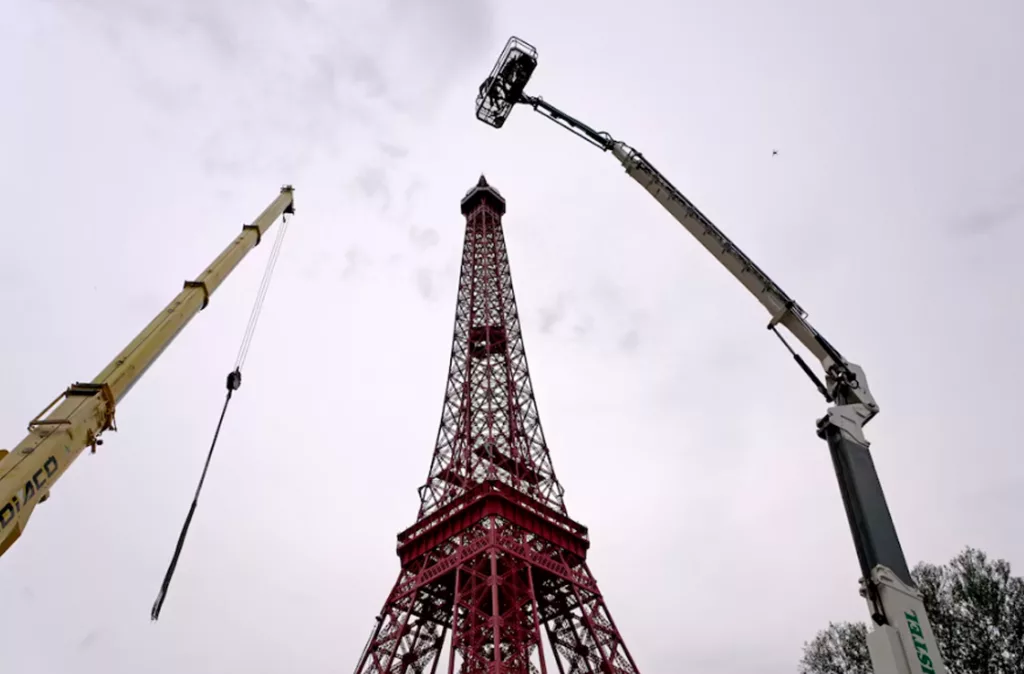 Hombre jubilado en Francia construyó una réplica de la Torre Eiffel en su casa