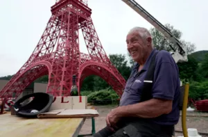 Hombre jubilado en Francia construyó una réplica de la Torre Eiffel en su casa