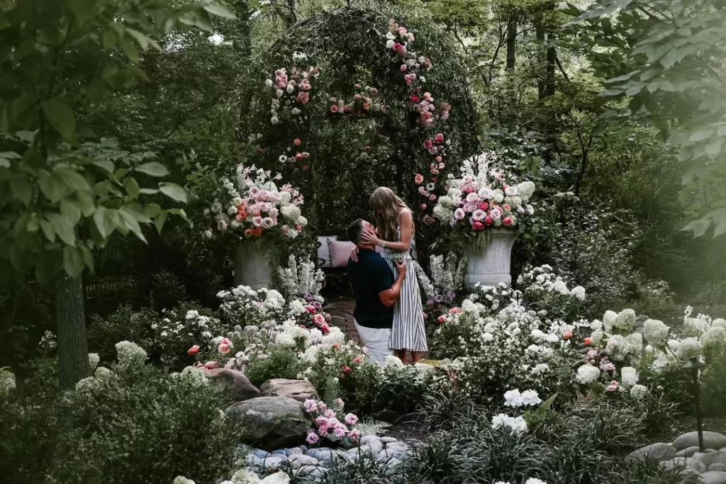 Taylor Swift y Travis Kelce anuncian su compromiso con una romántica propuesta digna de sus canciones